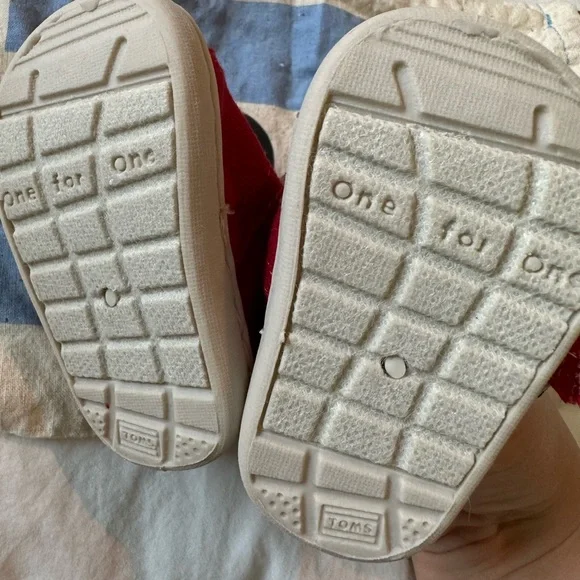 TOMS Baby Shoes - Picture 3 of 5